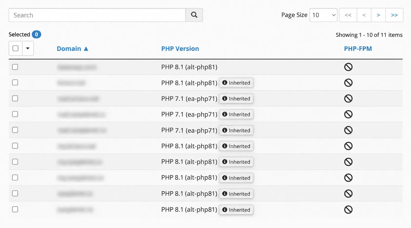 Selecția domeniului și versiunea PHP în MultiPHP Manager; domeniile sunt mascate