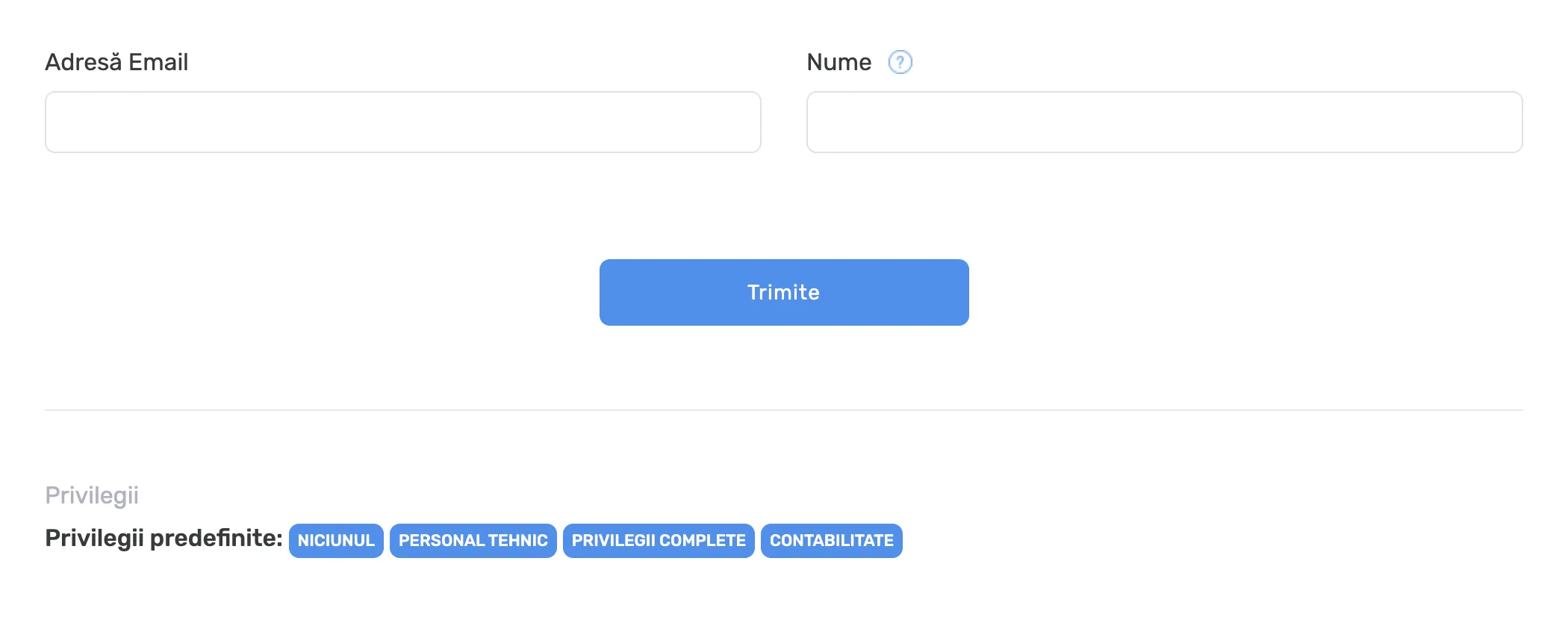 Formularul de invitare a unui utilizator, cu câmpurile Adresă Email și Nume goale, butonul Trimite și privilegiile predefinite