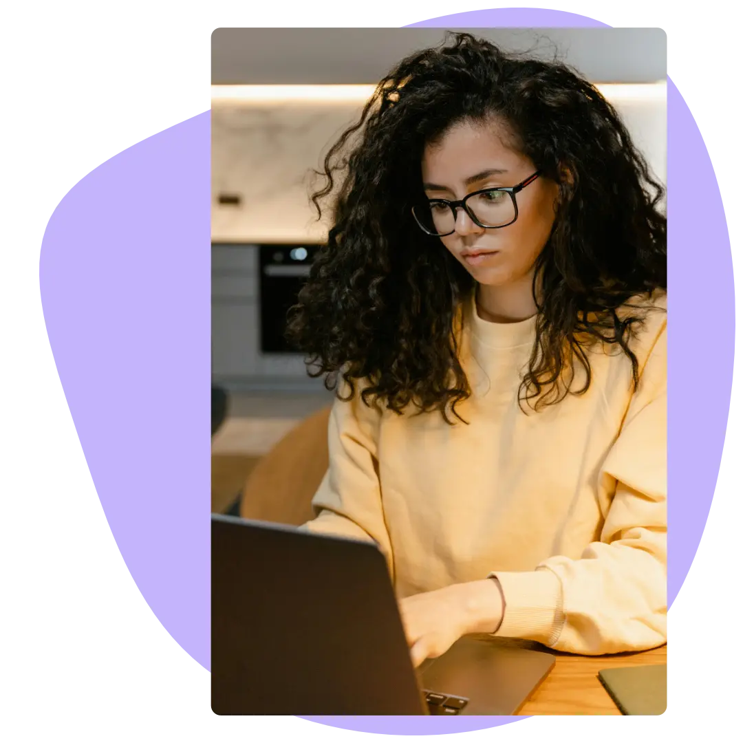 femeie lucrează la laptop